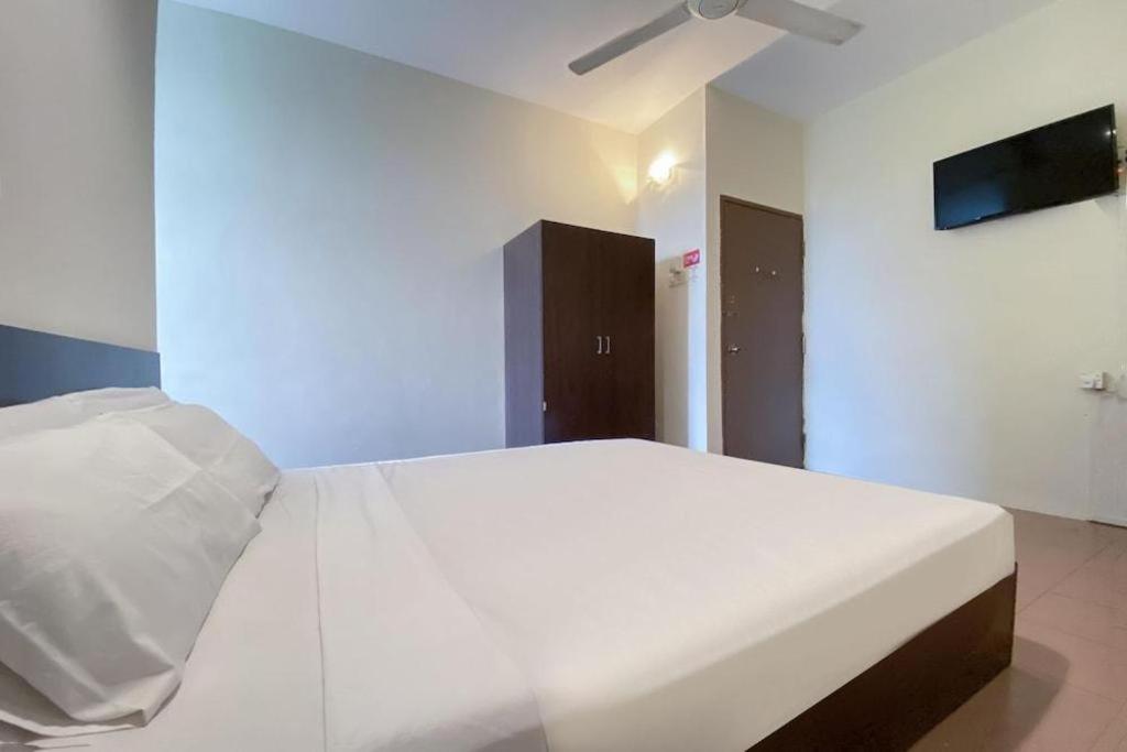 Spot On 89907 Motel Impian Сері-Манджунґ Екстер'єр фото