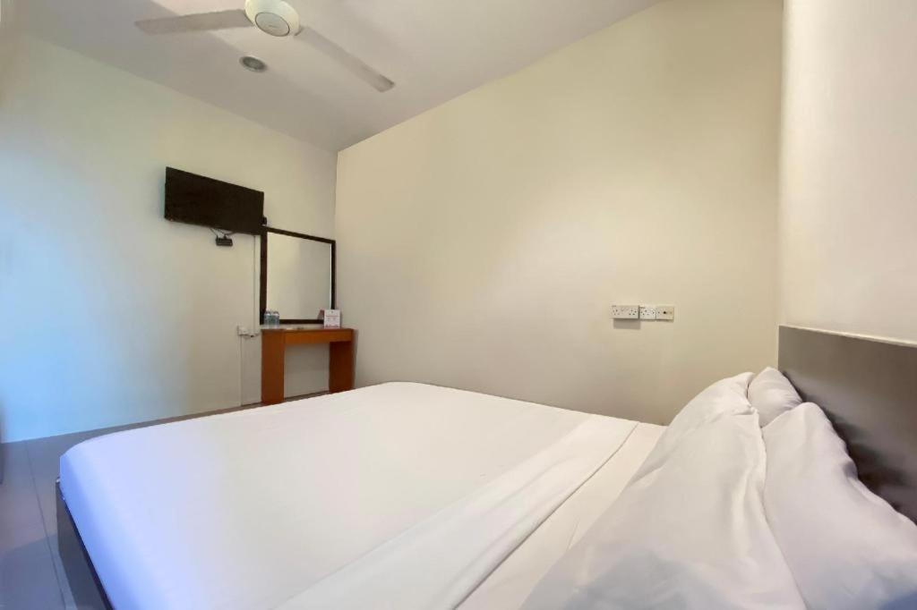 Spot On 89907 Motel Impian Сері-Манджунґ Екстер'єр фото